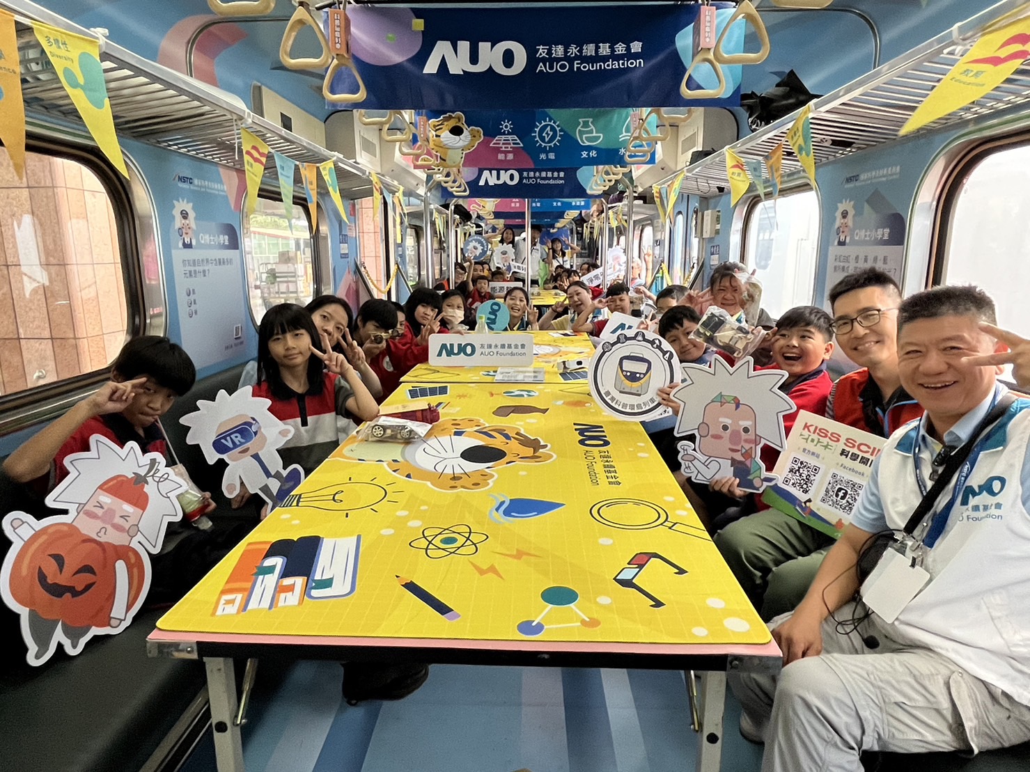 人生就是搏永續基金會參與「臺灣科普環島列車」，設計基礎科學車廂課程，以「淨零碳排和永續能源」為主題，讓學生透過創意實驗認識淨零知識，以及思考生活中的減碳行為