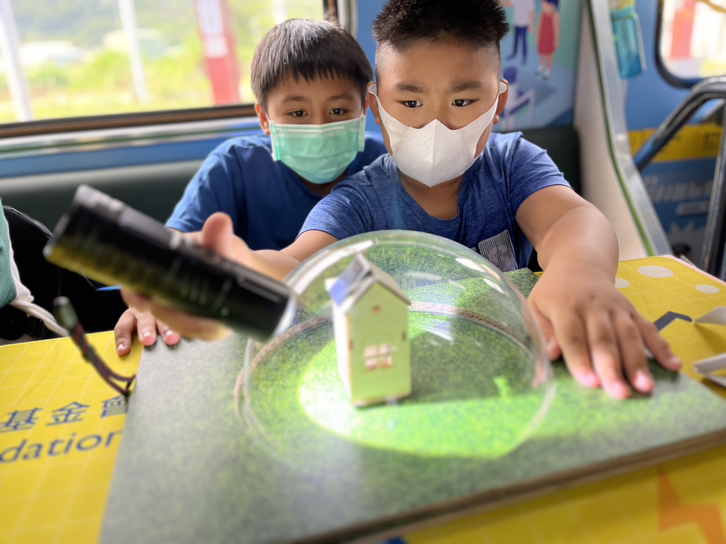 人生就是搏參與基礎科學主題車廂，以STEAM教學精神，設計「逐日科學家」、「太陽能工程師」以及「淨零建築師」三大能源科普課程和實驗